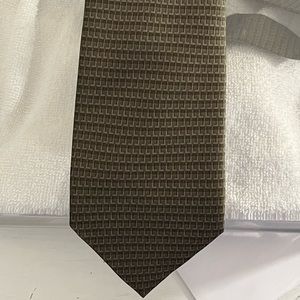 Like new condition vintage Arrow mens patterned tie. In shades of green and tan.